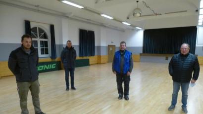 Bild: bk
Die Turnhalle der TSG Mantel-Weiherhammer glänzt wie neu. Bleibt nur die Frage, wann diese wieder mit Leben erfüllt werden kann. Von links: Martin Göppl, Andreas Solter, Rainer Stengel, Werner Windisch