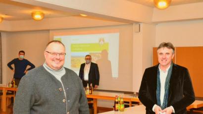Bild: fjo
Nach mehreren gescheiterten Versuchen wollen vier neue Köpfe die Neugestaltung des Waidhauser Marktplatzes forcieren: Architekt Christian Schönberger, Bürgermeister Markus Bauriedl, Diplomingenieur Ernst Zobel und Bauamtsleiter Christian Meier (von links).