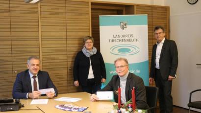 Bild: Claus Oberndorfer/Landratsamt Tirschenreuth/exb
Landrat Roland Grillmeier, Pia Stevens vom Initiaktivkreis, Personalratsvorsitzender Max Bindl und der Leiter der Personalverwaltung Walter Brucker (von links) stellten die Gastronomie-Gutscheinaktion des Landratsamts vor.