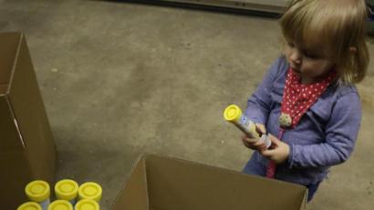 Bild: wrm
Eine Familie verzichtet bei den Erwachsenen auf Geschenke. Sie packten mit ihren Kindern Kartons selbst. Die Kinder halfen dabei mit und sahen genau, welche Produkte die ärmeren Leute zu Weihnachten bekommen.