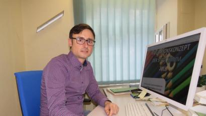 Bild: ubb
David Runschke, der Integrationslotse am Landratsamt, macht gute Fortschritte bei seiner Aufgabe, ehrenamtliche Migrantenhelfer fachlich mit seinem Netzewrk und seinen hauptamtlichen Möglichkeiten zu unterstützen.