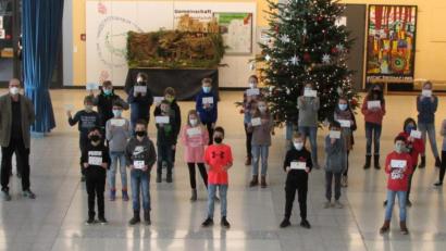 Bild: do
Mit einer Weihnachtspost will die Klasse 5a des Gymnasiums mit Religionslehrer Werner Dobmeier (links) den Bewohnern des BRK-Seniorenheims Eschenbach eine Freude bereiten.