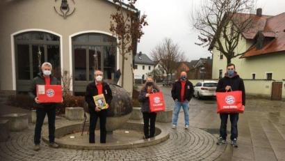 Bild: Helgath/exb
Die Pirker FC-Bayern-Fans des Stammtischs "Mia san mia" überreichen Spenden im Wert von 500 Euro an Hannelore Haberzett vom Kinder- und Jugendhilfezentrum Haus St. Elisabeth in Windischeschenbach.