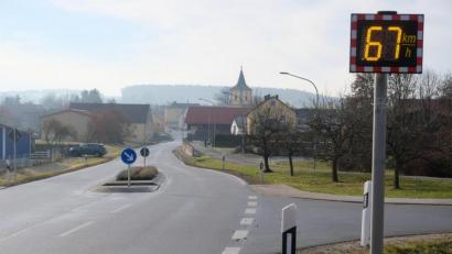 Bild: do
Meist sind es Geschwindigkeitsüberschreitungen von bis zu 15 Kilometer pro Stunde, die gemessen werden. Trotz neuem Fahrbahnteiler fahren viele Kraftfahrer auf der Staatsstraße 2168 zu schnell in die Ortschaft Tremmersdorf hinein. Die Folge sind zahlreiche Bußgeldbescheide.