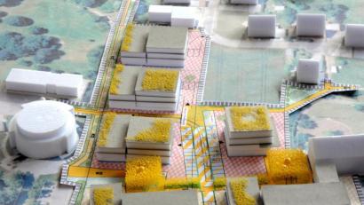 Bild: Stephan Huber
Das Modell des Kümmersbrucker Senioren-Wohnparks am Rathaus: Zwischen dem Rathaus-Rundbau (links) und dem AWO-Seniorenheim (vorne rechts) entstehen drei Wohnblöcke (Bildmitte), rechts daneben in dem quadratischen Bau soll unter anderem ein Kindergarten Platz finden und im Vordergrund sind ein Dienstleistungszentrum sowie eine Erweiterungsmöglichkeit für die AWO zu sehen.