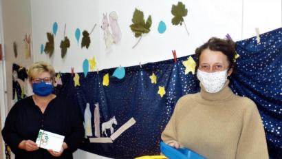 Bild: jml
Marion Eitel (rechts), Leiterin des Arche-Noach-Kinderhauses, freut sich über den Zuschuss des Frauenbundes, überreicht von Beate Heumann.