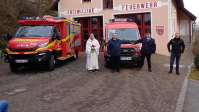 Bild: dpe
Bei der Segnung und Schlüsselübergabe (von links): Pfarrvikar Christian Preitschaft, Bürgermeister Peter Dotzler, Kommandant Georg Wisneth und Tobias Milde (Firma Milde).