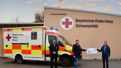 Bild: Eva Ippisch/exb
Florian Kleidl (links), taktischer Leiter, und Christoph Sperl (Zweiter von links), Bereitschaftsleiter des BRK, zeigt das Foto zusammen mit Tobias Reitmeier, Leiter PR- und Marketing bei FEE, bei der Scheckübergabe.