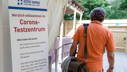 Bild: Markus Scholz/dpa
Die Coronapandemie ist in Deutschland auf ihrem Höhepunkt angelangt. Wer jetzt noch Urlaub im Ausland macht, kann sich seinen Coronatest nicht vom Staat bezahlen lassen.