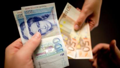 Archivbild: Kay Nietfeld/dpa
Fast eineinhalb Jahrzehnte nach der Einführung des Euro werden im Norden immer noch große Mengen D-Mark zur Bank gebracht und eingetauscht.