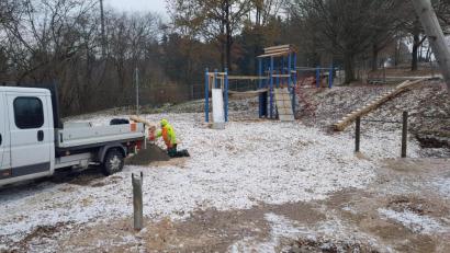 Bild: gi
Die Arbeiten am neuen Spielplatz im Moosbacher Kurpark sind vor Wintereinbruch so weit fortgeschritten, dass die Öffnung im Frühjahr 2021 sicher erfolgen kann.