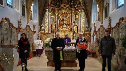 Bild: Michael Zapf/exb
Sigrid Bogner (links), Pfarrer Cyprian Anyanwu (Dritter von rechts) und Hans Beer (rechts) dankten Monika und Willi Salzl für die wertvollen Dienste für die Kirche.