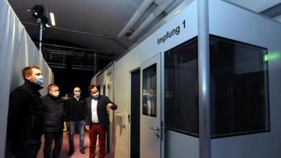 Bild: Stephan Huber
Am Freitag stellten Vertreter der Stadt und des BRK-Kreisverbands, allen voran Oberbürgermeister Michael Cerny (Zweiter von links) und BRK-Kreisgeschäftsführer Sebastian Schaller (rechts), das Amberger Corona-Impfzentrum im Jugendzentrum Klärwerk vor.