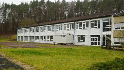 Bild: lei
Das leerstehende Schulhaus dient jetzt erst einmal als Übergangsquartier für den Kindergarten, solange dessen Gebäude saniert wird. Um die Frage nach eine langfristigen Nutzung kommen der Gemeinderat und Bürgermeister Hermann Mertel aber nicht herum.