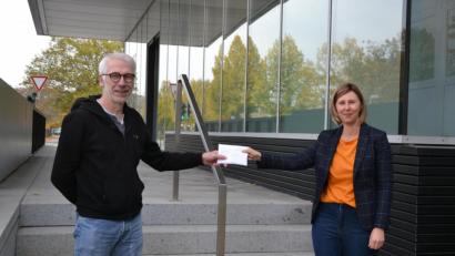 Bild: Mareike Schwab 
Treue Unterstützer der „Aktion Lichtblicke“: Viola Vogelsang-Reichl freut sich sehr über die Spende von Jürgen Laubert und der Schimmel AG.