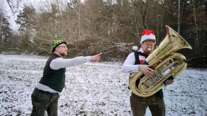 Bild: exb/Boazn Briada
Immer auf die Tubisten: Benjamin „Börger“ Biehler (rechts) bekommt von Bandkollege Patrick Seidel einen Schneeball ab.