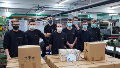 Bild: dob
Wenn starke Männer zusammenhelfen, kann Großartiges entstehen. 51 Pakete schnüren die Auszubildenden der Firma Kennametal erstmals für die bekannte Johanniter-Weihnachtstrucker-Aktion. Obendrauf legen sie auch noch Bargeld als Spende.