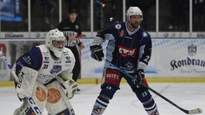 Archivbild: gb
Devils-Stürmer Martin Heinisch (rechts) hat es offensichtlich doch nicht so schlimm erwischt, zunächst war sogar eine Operation befürchtet worden. Vielleicht kann der 35-Jährige nächste Woche wieder ins Training einsteigen.