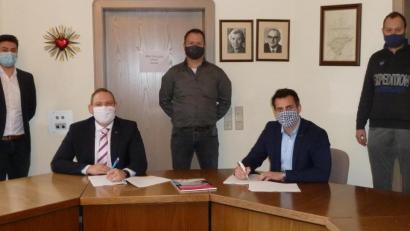 Bild: Portner
Bürgermeister Rudolf J. Teplitzky (Zweiter von rechts) und Telekom-Manager Enrico Delfino unterzeichnen den Kooperationsvertrag für 55 Anschlüsse mit schnellem Internet (Glasfaser bis zum Haus). Anwesend waren auch Eduard Meier von der Breitbandberatung Bayern (Mitte) sowie Markus Peschl (Telekom-Technik) und Projektbearbeiter Stefan Pronold (rechts) vom Technischen Bauamt der Stadt.