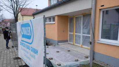 Bild: do
Die Bodenplatte ist schon betoniert. Nun können die Arbeiten für einen Windfang im Eingangsbereich des Speinsharter Gemeindezentrums beginnen.