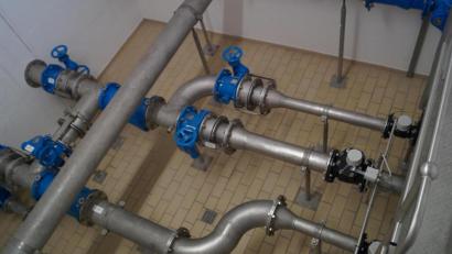 Bild: du
Ein Blick ins Wasserhäuschen mit den Leitungen und den Wasserzählern für Schirmitz und Pirk. Schirmitz verbraucht im Jahr rund 80.000 Kubikmeter Wasser.
