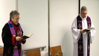 Bild: Manuel Lischka (Landratsamt Schwandorf)/exb
Pfarrerin Heidi Gentzwein und Pfarrer Hannes Lorenz erteilten dem fertig eingerichteten Impfzentrum den kirchlichen Segen.