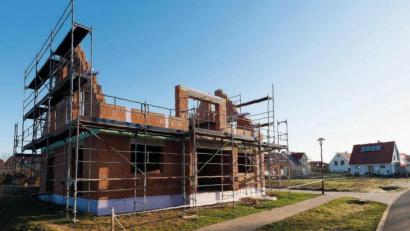 Symbolbild: Fotolia
Neu ausgewiesene Baugebiete bleiben nicht lange leer. Auch in ländlichen Regionen wird verstärkt der Traum vom eigenen Haus verwirklicht. Das Thema "Wohnen auf dem Land" ist aktuell.