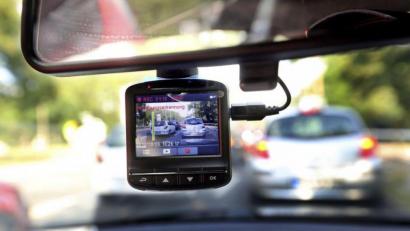 Symbolbild: Wolfgang Kumm/dpa
Weil er einen anderen Autofahrer ausgebremst haben soll, stand ein Mann in Tirschenreuth vor Gericht. Dabei spielte auch eine Dashcam eine Rolle.