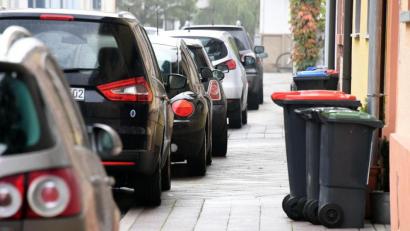 Symbolbild: Uli Deck/dpa
Auf den Straßen in der Kümmersbrucker Siedlung geht es eng zu. Die CSU findet, es gebe zu wenig Parkplätze vor den Häusern.