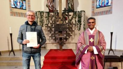 Bild: Kerstin Küffner/exb
Pater Joy Munduplackal dankt Siegfried Schindler.