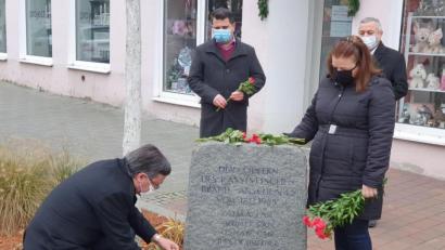 Bild: Hösamer
Der türkische Generalkonsul Serdar Deniz (knieend) legte am Gedenkstein am Schlesierplatz einen Kranz nieder.