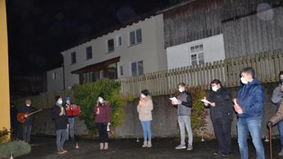 Bild: gi
Das zweite und letzte Adventfenster wurde für heuer an der Kirche in Tröbes durch die Landjugend geöffnet.