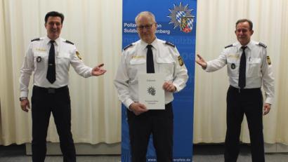 Bild: Polizei/exb
Dienststellenleiter Michael Kernebeck (rechts) und Hauptkommissar Alexander Ehemann (links) gratulieren Hauptkommissar Uwe Aulinger coronakonform zur Pensionierung.