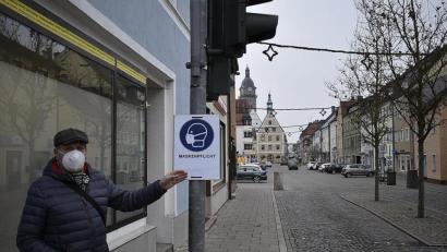 Bild: sck
In der Auerbacher Innenstadt weisen Schilder auf die seit Donnerstagmorgen geltende Maskenpflicht hin.