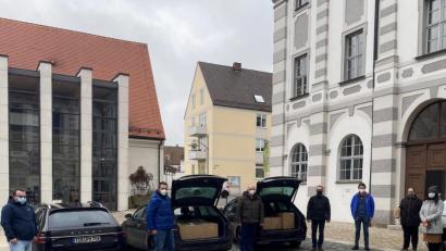 Bild: flt
Zur Übergabe kam Bernhard Gertz (Dritter von links) mit seinen Mitarbeitern. Die 25 Pakete der beiden Schulfamilien übergaben (von rechts) Direktorin Kerstin Reiter, Florian Trißl, Rainer Löw und Direktor Stephan Drexler.