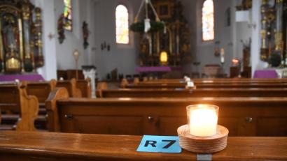 Bild: Gabi Schönberger
Auch an Weihnachten auf Abstand. Nur jede zweite Bankreihe, wie hier in St. Dionysius in Neunkirchen, wird in den Gottesdiensten besetzt.