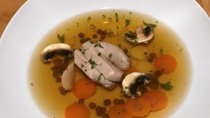 Bild:  Michael Schiffer
Wachtelbrüstchen, Gemüse, Pilze und Linsen machen die Consommé zu etwas ganz Besonderem.