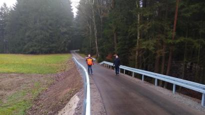 Bild: fjo
Dietmar Hammerl (links) vom Ingenieurbüro Bamler erläutert Bürgermeister Markus Bauriedl verschiedene Details der Schadensbehebung am Teufelssteg.
