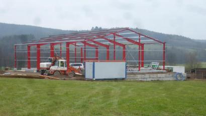 Bild: mad
Helmut Seebauers Traktorensammlung wird in einer Halle am Ortsrand untergebracht. Dach- und Seitenelemente können erst im Januar geliefert werden.