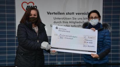 Bild: jr
Doris Schneider (rechts) überreichte an Tafel-Vorsitzende Nicole Fürst einen Scheck über 1015 Euro für die Mitterteicher Tafel.