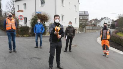 Bild: Gabi Schönberger
Glücklich über den zügigen Verlauf der Bauarbeiten im Hopfengärtl zeigen sich Strabag-Gruppenleiter Martin Winklbauer (von links), Markus Schieder vom Planungsbüro Zwick, Bürgermeister Sebastian Dippold mit einem Stück der verbauten Speedpipes, Kämmerer Michael Neidl sowie Polier Hayrettin Torlakcik.