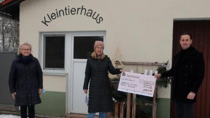 Bild: Hirsch
Maximilian Weigl (rechts) überreichte an die Vorsitzenden des Tierschutzvereins und der Lebenshilfe, Gabi Hahn (Mitte) und Irmgard Seifert (links) eine Spende über jeweils 500 Euro.