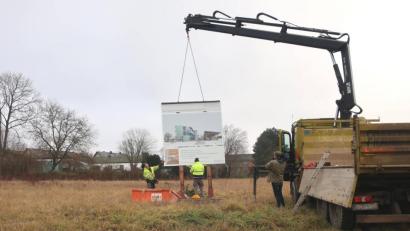 Bild: Hirsch
Eine Tafel weist seit Mittwoch auf die Seniorenwohnanlage hin, das im Ufertal in Neunburg vorm Wald entstehen wird.