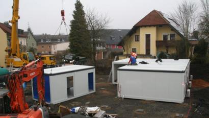 Bild: fpoz
Zügig ging am Mittwoch der Aufbau der 13 Container auf dem Gelände des Kinderhauses Sankt Sebastian über die Bühne.