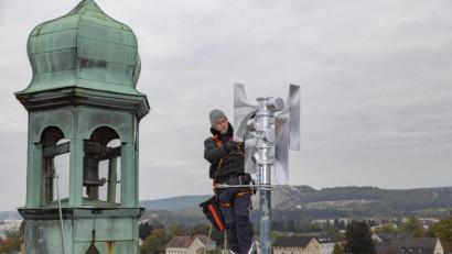 Symbolbild: Sirenenbau Fischer/exb
Blick vom Dach des Hirschauer Rathauses. Der Stadtrat hatte heuer seine letzte Sitzung. Im Bild die Installation einer neuen Sirene auf dem Dach.