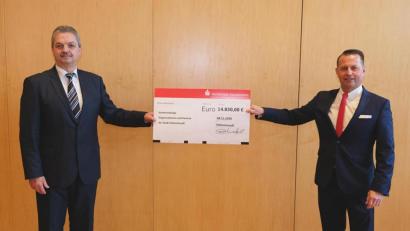 Bild: dob
Sparkassen-Vorstandsvorsitzender Gerhard Hösl (rechts) und Bürgermeister Andreas Wutzlhofer (links) überraschen viele karitative und kirchliche Organisationen im Geschäftsbereich der Vohenstraußer Geschäftsstelle mit einer finanzieller Zuwendung. Sie wollen es als Dank für die Vereinsarbeit und das ganzjährige Engagement verstanden wissen.