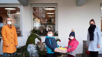 Bild: krb
Die Schüler der St.-Felix-Schule in Neustadt haben für Senioren im Caritasheim weihnachtliche Karten gemalt und gebastelt.