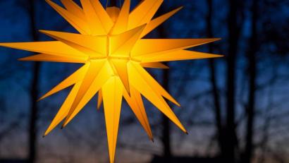 Bild: Gundolf Renze - stock.adobe.com
Leuchtende Weihnachtssterne erinnern uns an unsere Kindheit und machen uns glücklich.