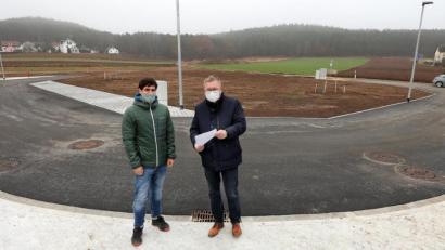 Bild: Wolfgang Steinbacher
Das Baugebiet Akazienweg in Ammersricht ist fertig erschlossen: Oberbürgermeister Michael Cerny (rechts) und Markus Herrmann (links) haben sich am Donnerstag das neue Baugebiet angeschaut.