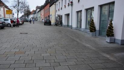 Bild: jr
Heribert Hegen zog eine Höherlegung des gesamten Areals in Betracht. „Dies wäre die beste Lösung, aber auch die teuerste“, sagte Hegen. Ziel ist es, den Gehbereich entlang der Häuserfront sicherer für alle zu machen.